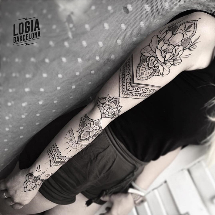 tatuaje_brazo_mandala_ornamental_blackwork_Dalmau_Tattoo_Logia_Barcelona